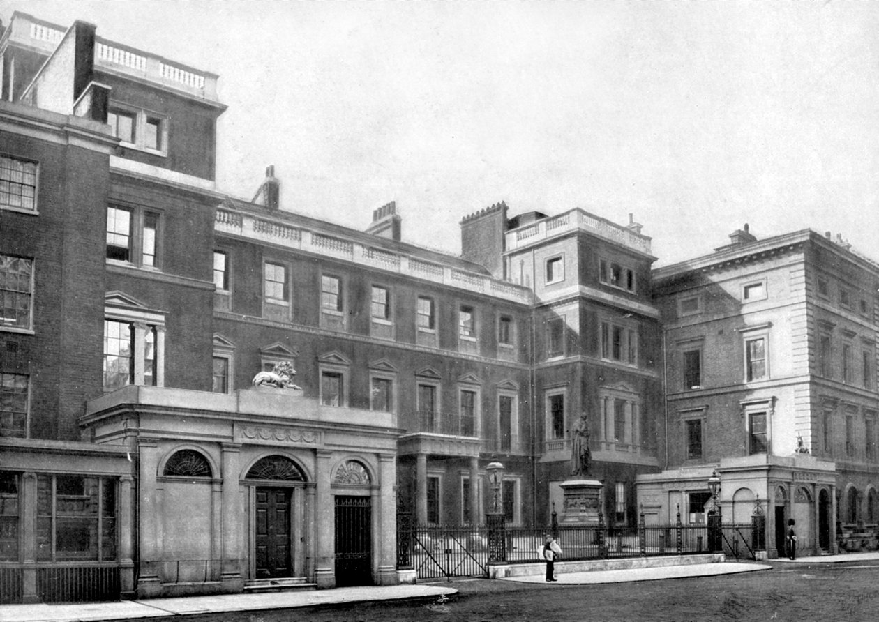 Fasade til krigskontoret, Cumberland House, Pall Mall, London, 1890 av British Photographer