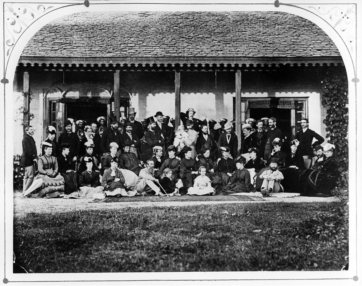 Gruppe - Regjeringshuset, ca. 1871 av British Photographer
