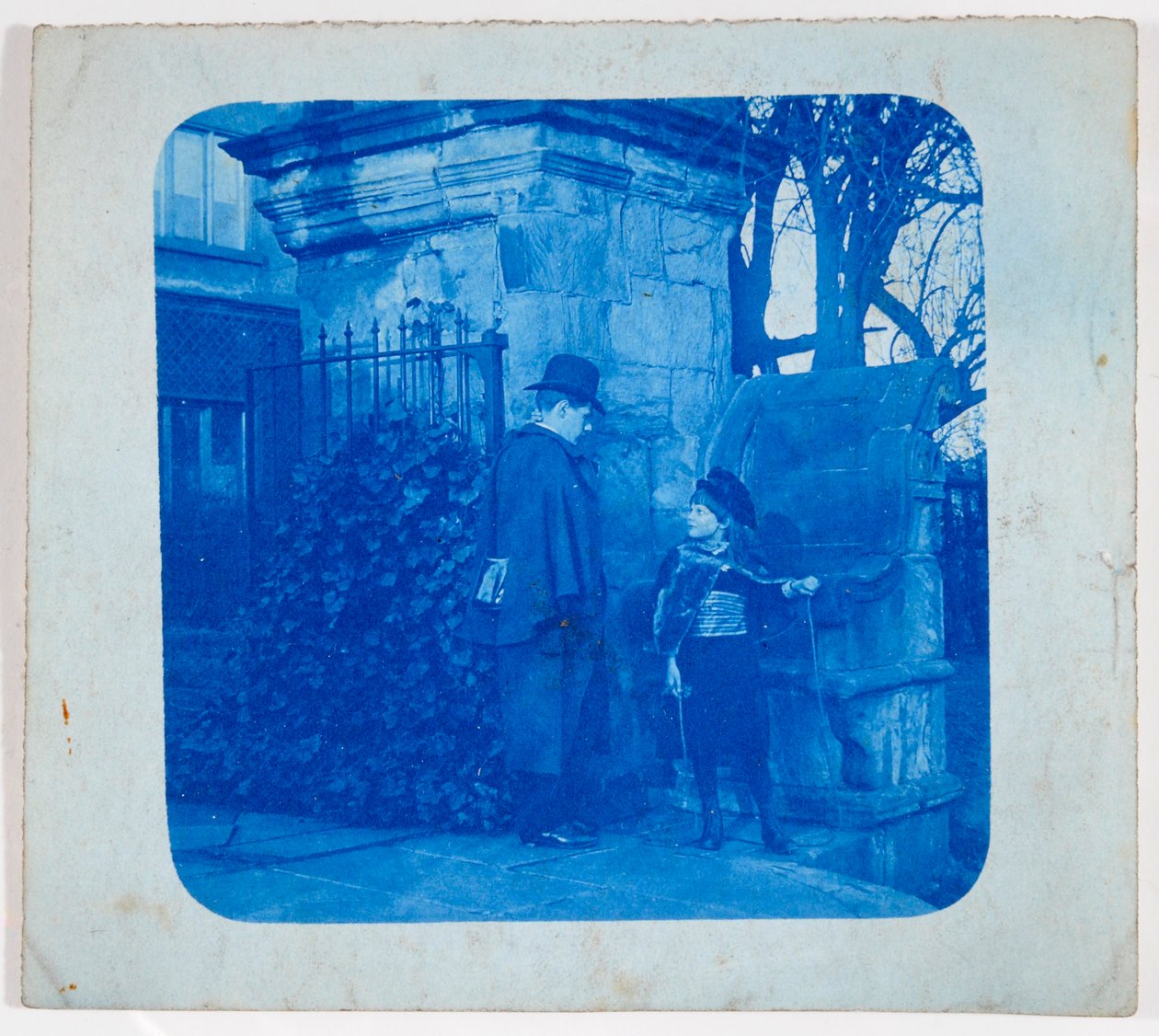John Atkinson Grimshaw og Elaine Grimshaw ved portene til Knostrop Hall (cyanotype) av British Photographer