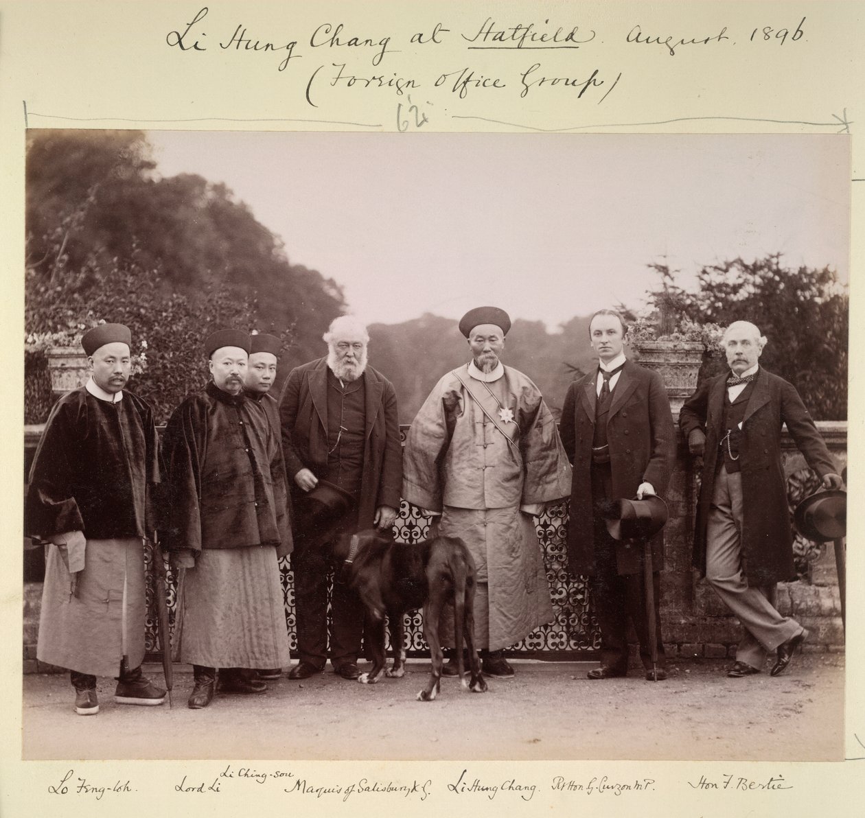 Li Hung Chang ved Hatfield (Foreign Office Group), august 1896 (s/hvitt-bilde) av British Photographer
