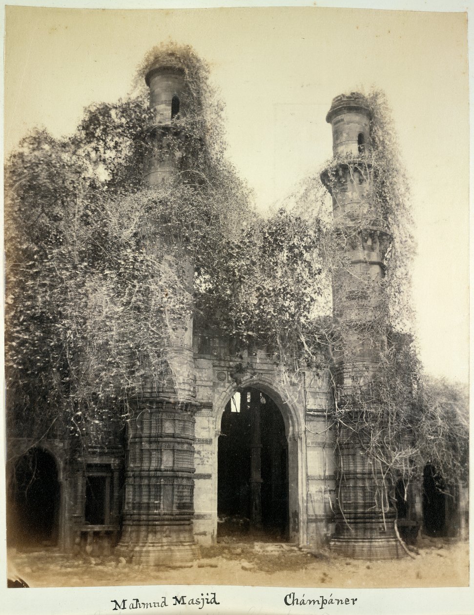 Mahmud Masjid (Nagina Masjid), Champaner, ca. 1875 (s/hvitt-bilde) av British Photographer