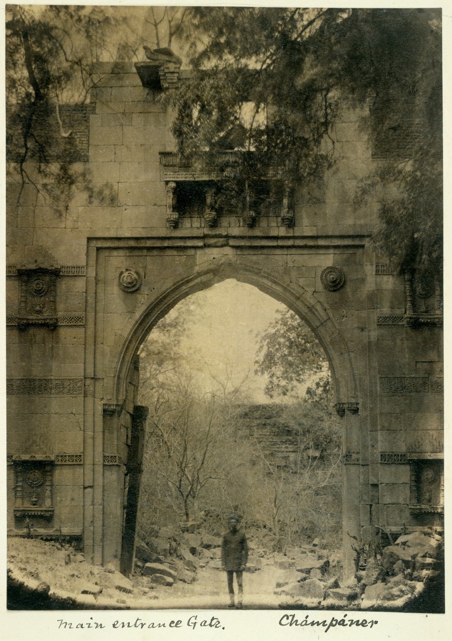 Hovedinngangsporten, Champaner, ca. 1875 (s/hvitt-bilde) av British Photographer