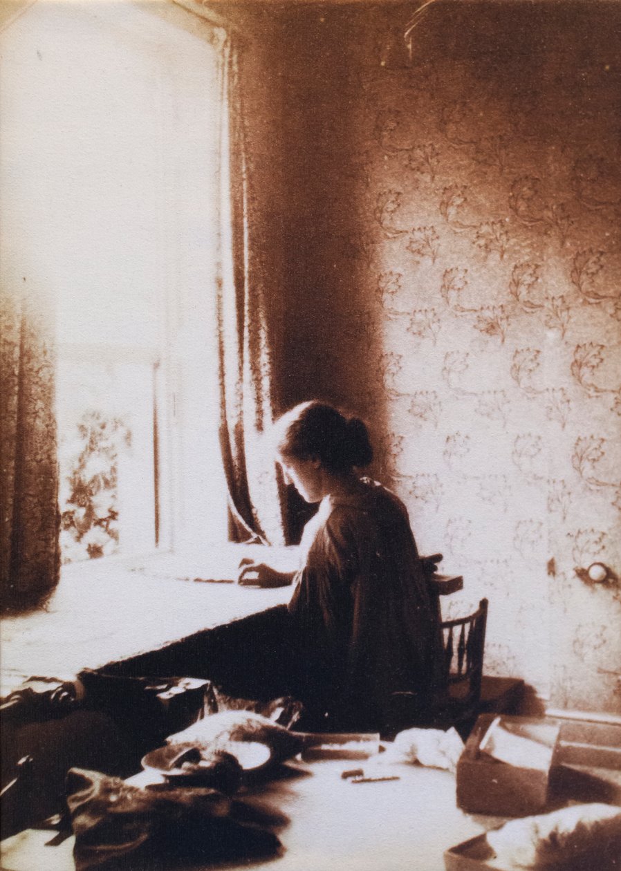 May Morris på jobb, tidlig på 1890-tallet (s/hvitt-bilde) av British Photographer