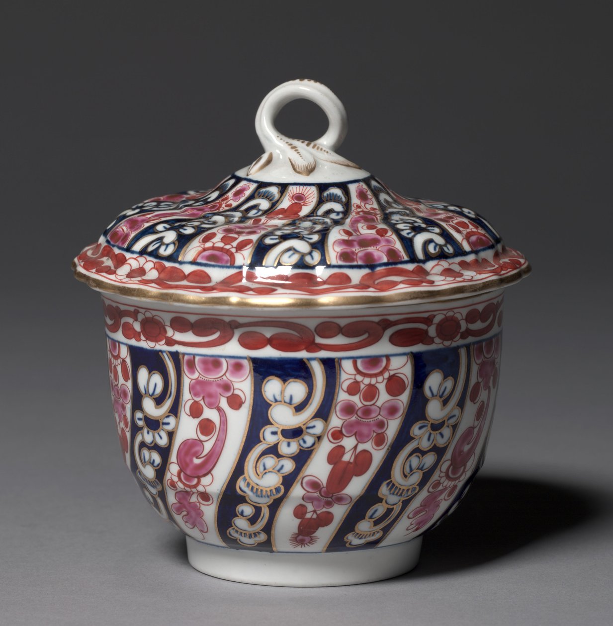 Dekket skål, produsent Worcester Porcelain Factory, ca. 1770 av British School