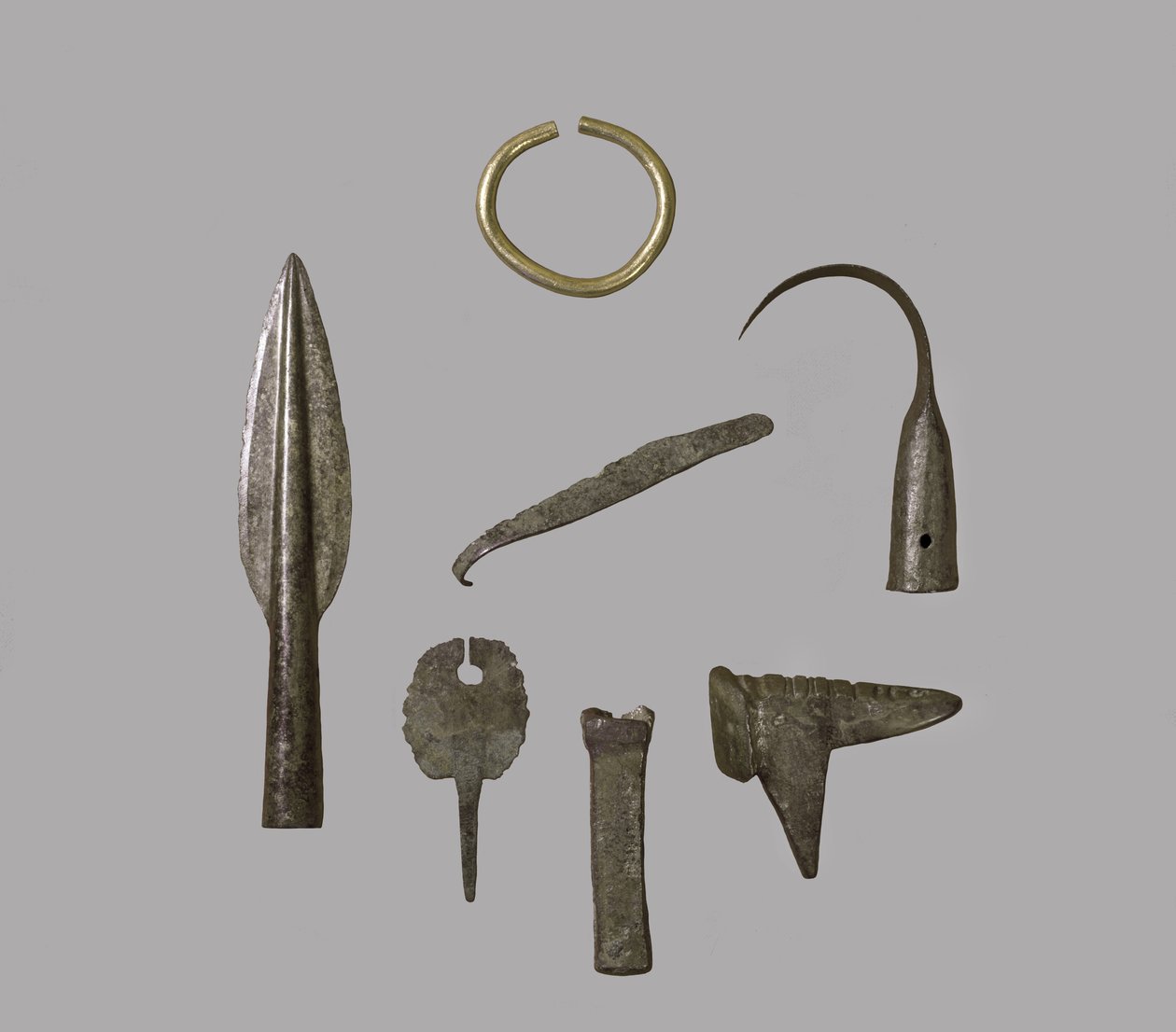 En skare av ornamenter og redskaper, fra Fresn-la-Mere, Frankrike, gull og bronse fra bronsealderen, se også 121148 av Bronze Age