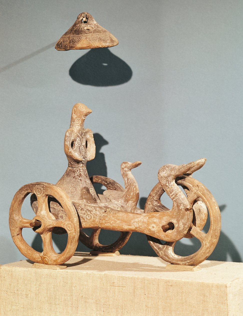 Votiv vogn med en antropomorf guddommelighet, fra Dupljaja (leire) av Bronze Age