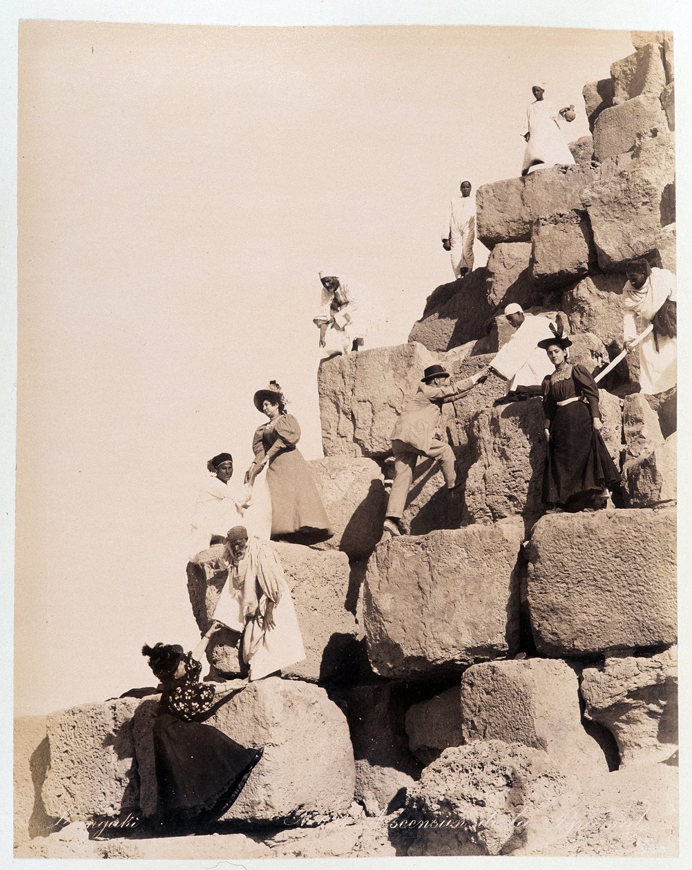 Klatring i en pyramide av turister - fotografering av Zangali-brødrene, sent på 1800-tallet av Brothers Zangaki
