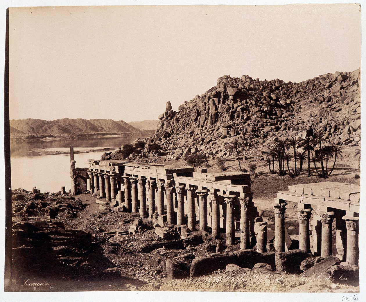 Ruiner av tempelet til Isis i Egypt - fotografi av Zangali-brødrene, sent på 1800-tallet av Brothers Zangaki