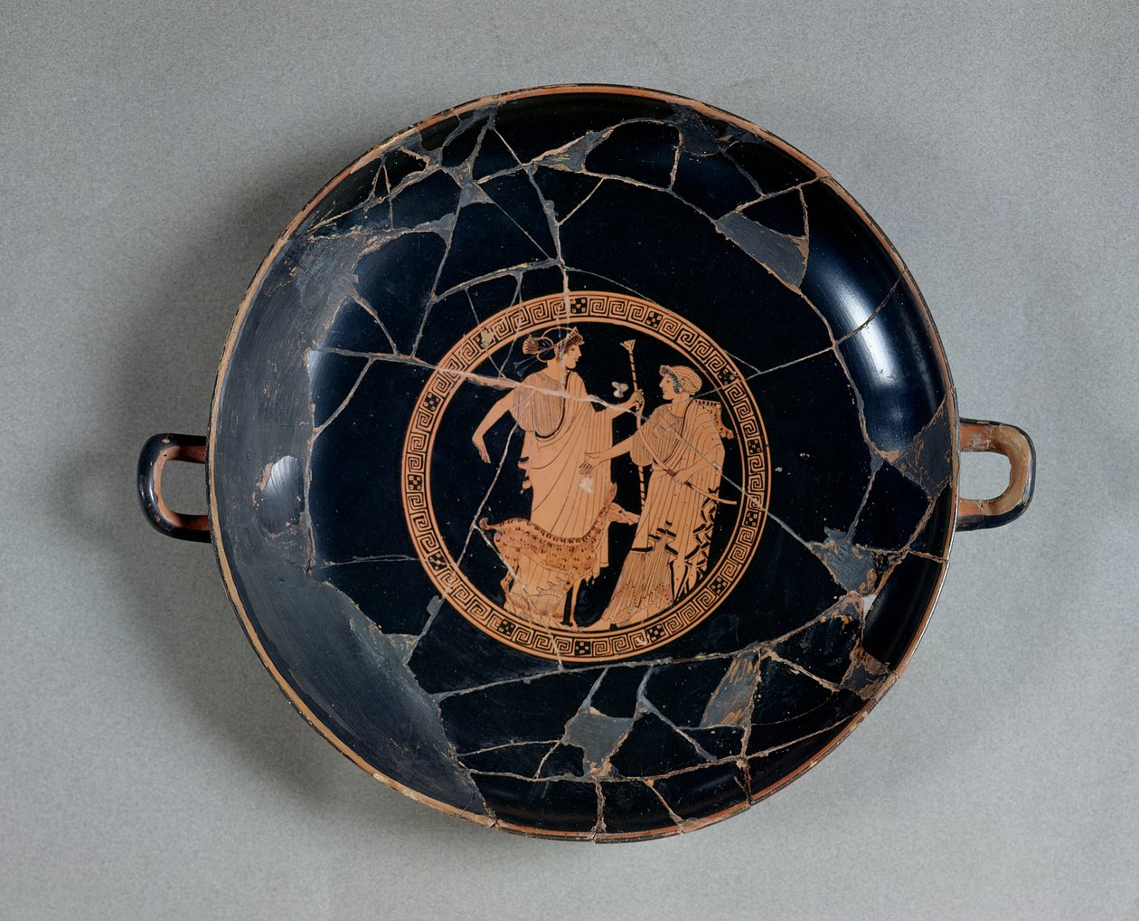 Interiør i en kopp med rød figur på loftet som viser Apollo og Artemis, ca. 495-490 f.Kr. (keramikk) av Brygos Painter