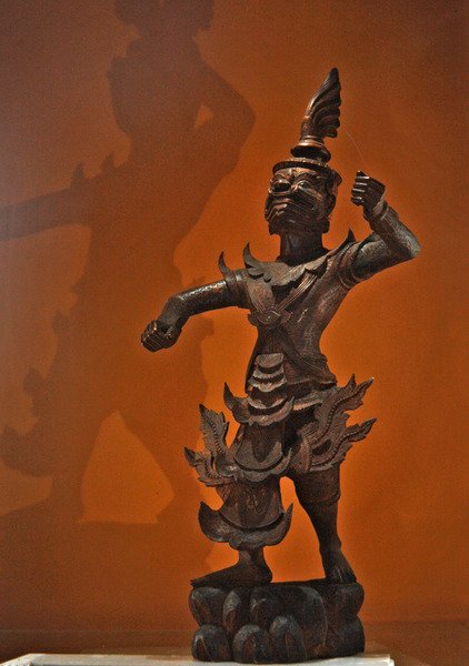 Maskert danser (tre) av Burmese School