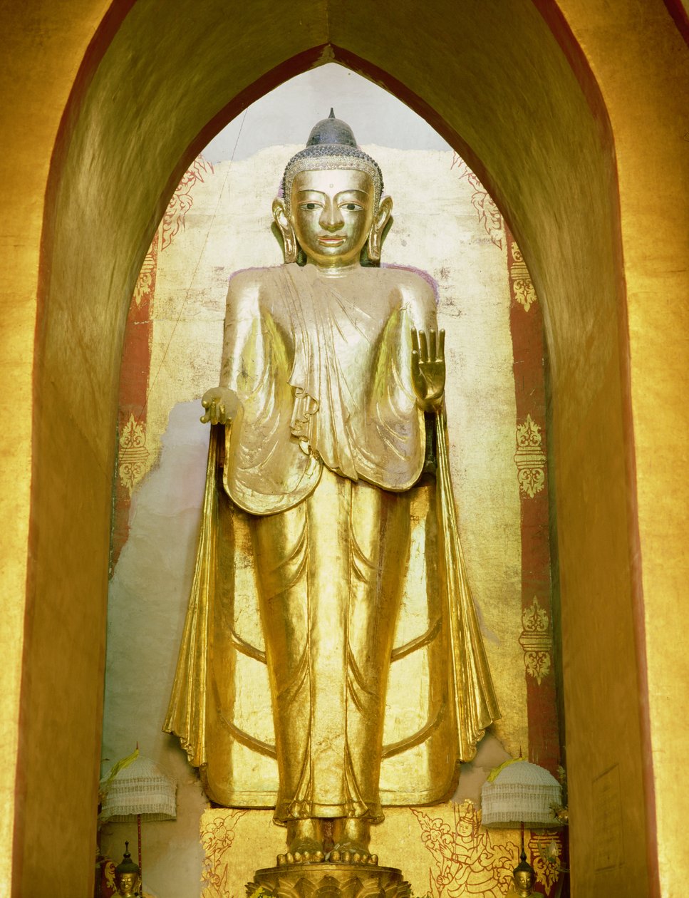 Stående Buddha (gull) av Burmese School