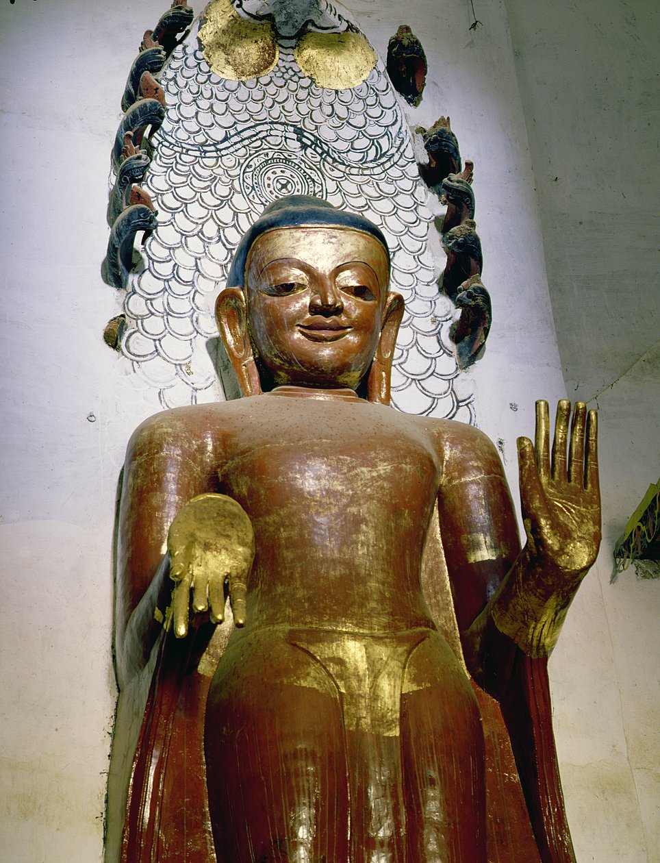 Statue av en stående Buddha av Burmese School