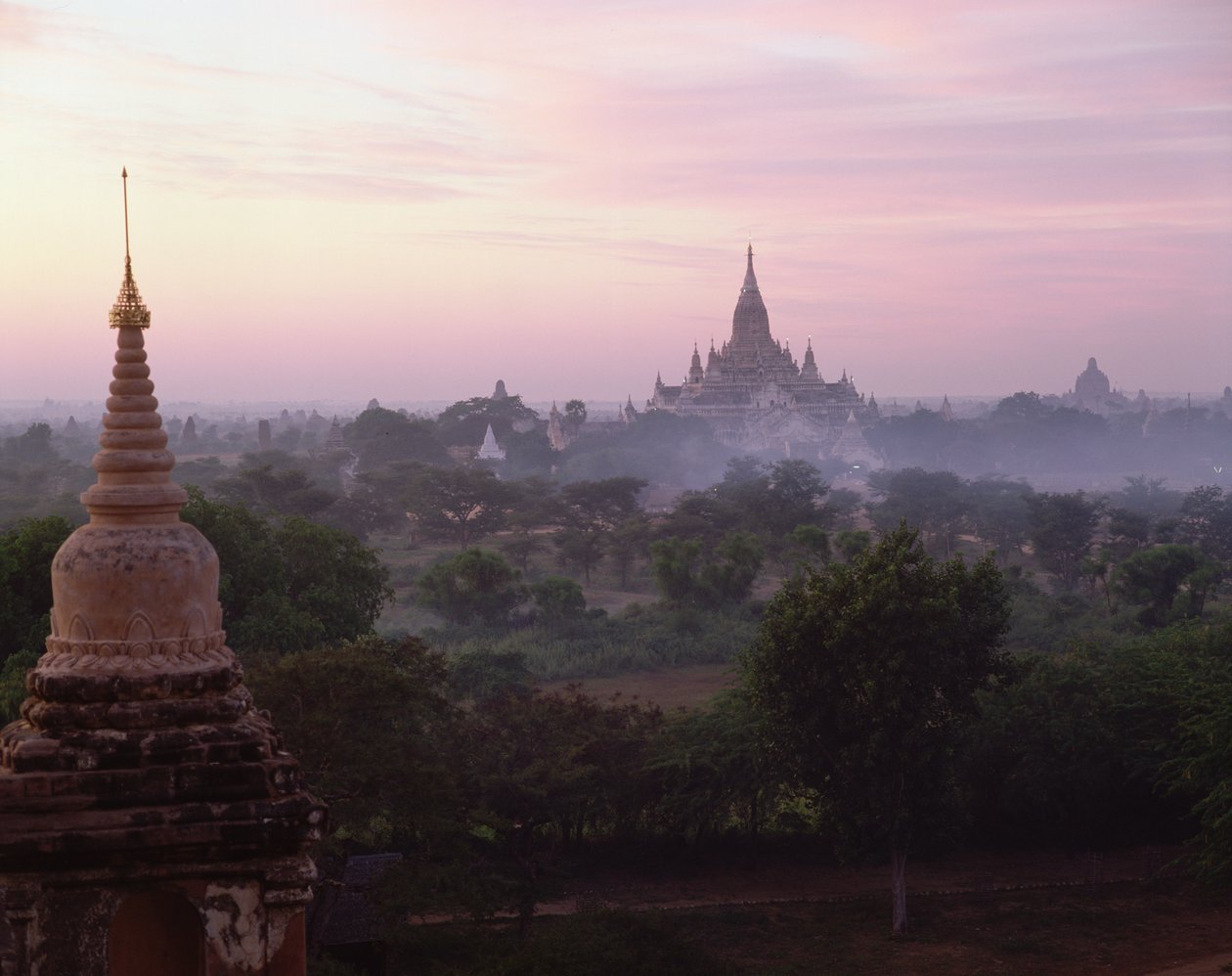 Ananda-tempelet ved soloppgang, bygget i 1090 av Burmese School