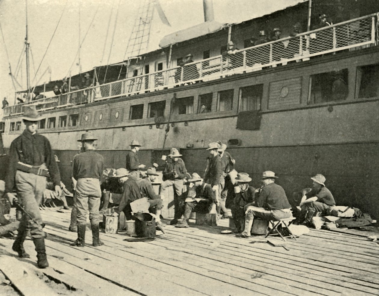 13. infanteri ved frokost, spansk-amerikansk krig, 11. juni 1898, 1899. av Burr McIntosh
