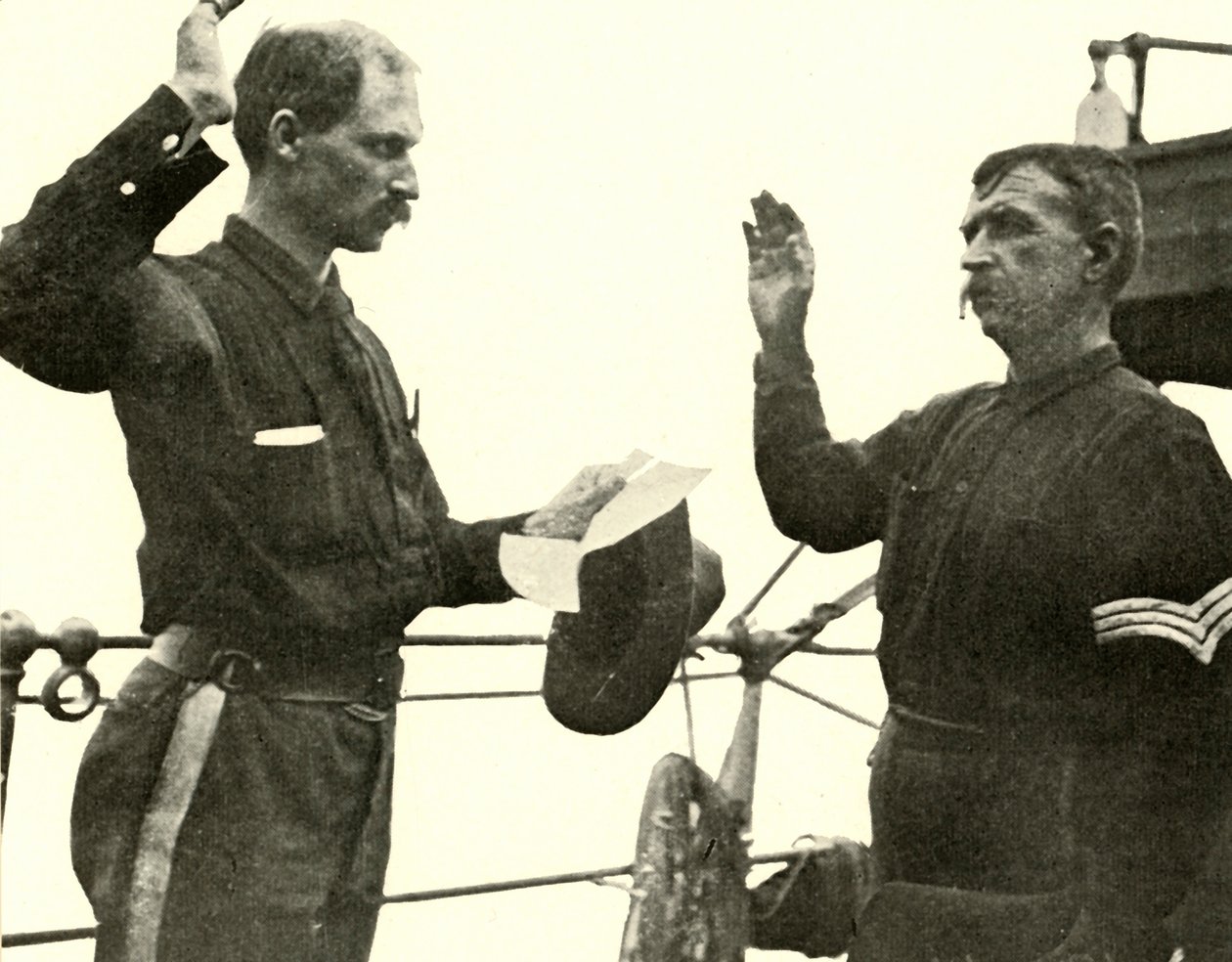 Løytnant Lewis reenlisting Thomas Dixon, spansk-amerikansk krig, 19. juni 1898, 1899. av Burr McIntosh