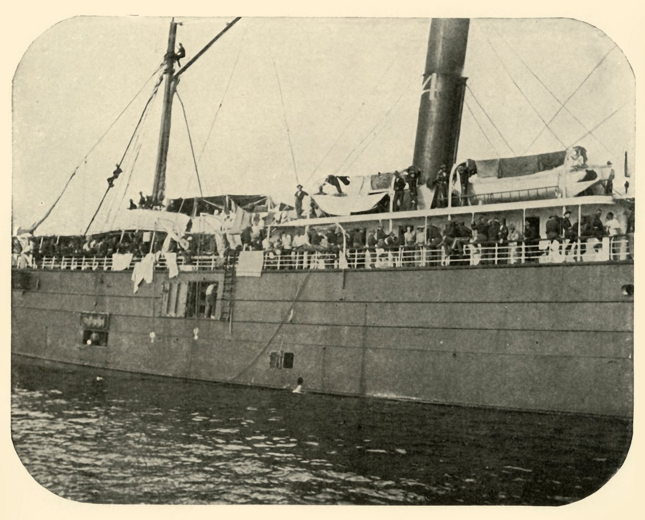 The Cherokee: in the Bay, spansk-amerikansk krig, juni 1898, 1899. av Burr McIntosh