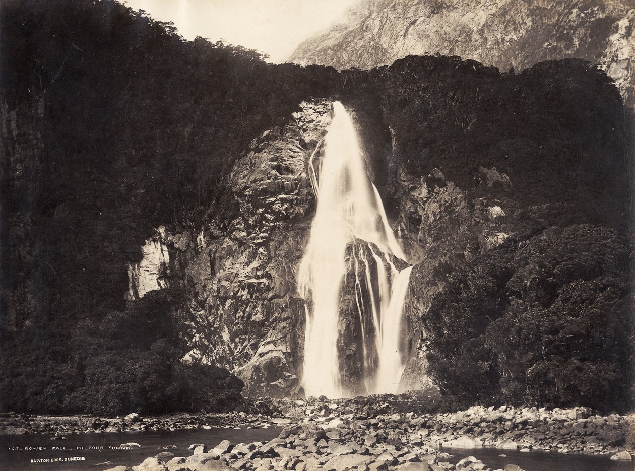 Bowen Fall, Milford Sound, 1889 (albumtrykk) av Burton Brothers Studio