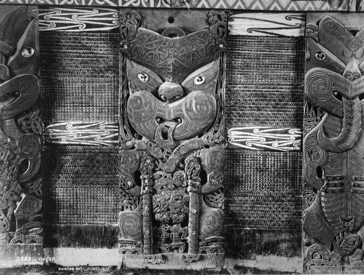 Maori-utskjæringer og tukutuku-paneler ved Tamatekapua møtehus i Ohinemutu, ca. 1880-tallet av Burton Brothers Studio