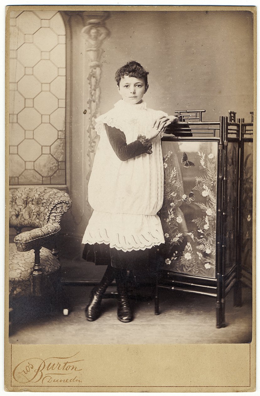 Portrett, 1888 (albumtrykk) av Burton Brothers Studio