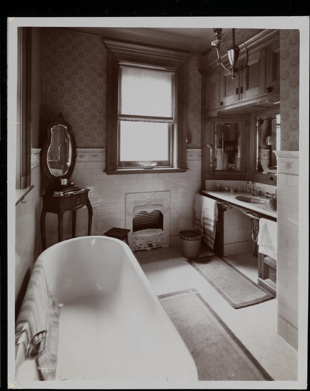 Et bad i Edward Brandeis-residensen på 16 West 88th Street, New York, 1902 (sølvgelatintrykk) av Byron Company