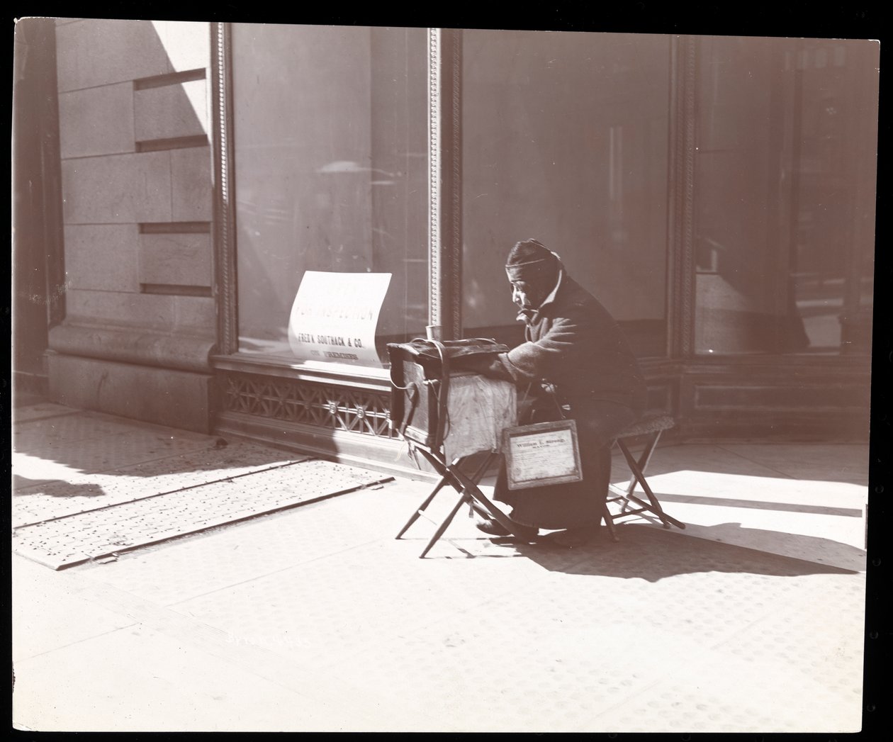 En blind gatemusiker, New York, 1898 (sølv gelatintrykk) av Byron Company