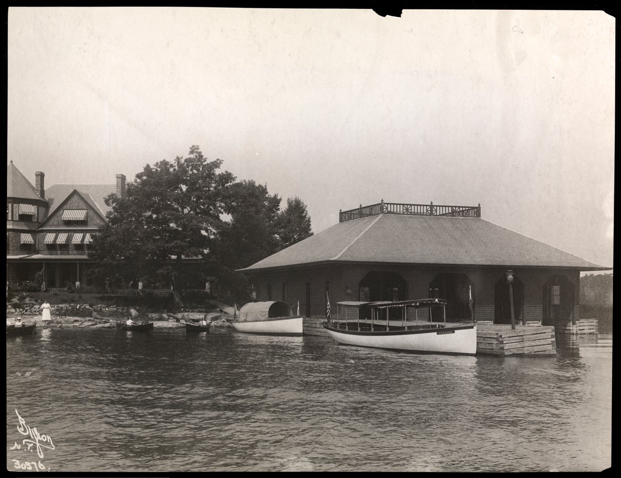 En båthavn ved May Irwins bolig på Thousand Islands, 1911-12 (sølv gelatintrykk) av Byron Company