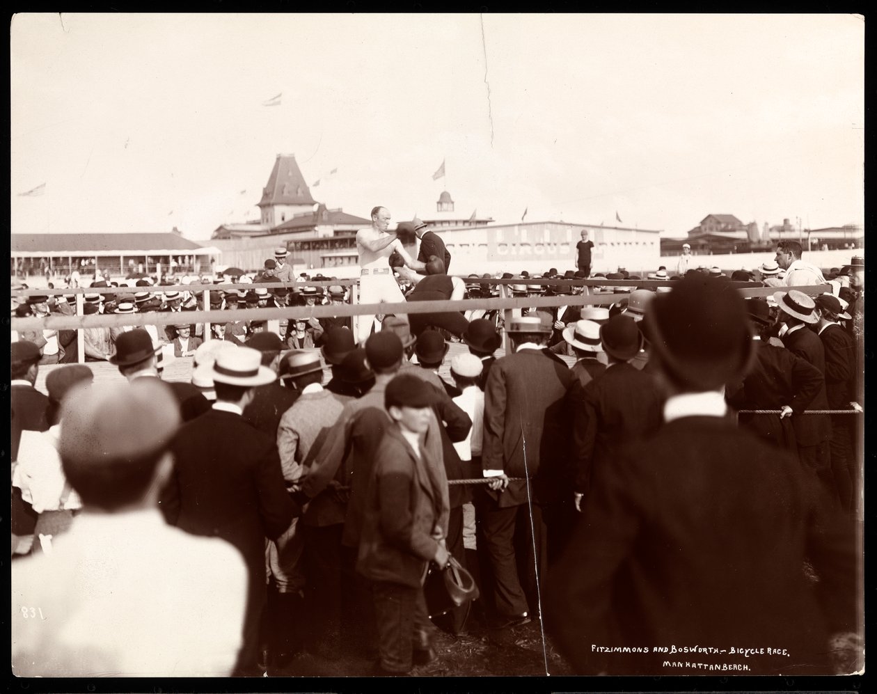 En boksekamp mellom Robert Prometheus Fitzsimmons og Bosworth på dagen for et sykkelritt på Manhattan Beach, New York, 1895 (sølv gelatintrykk) av Byron Company