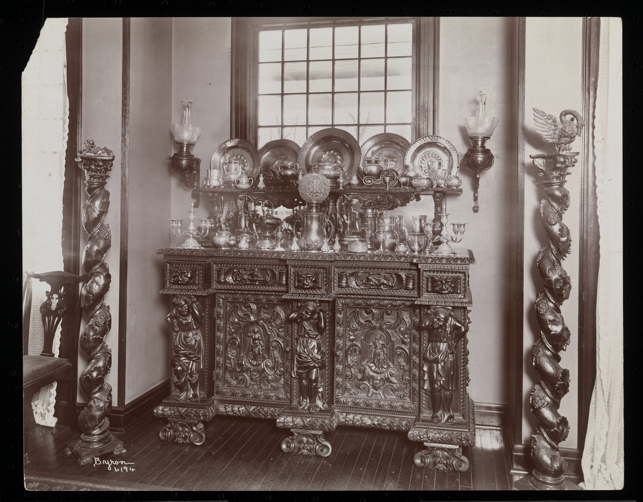 En rotete skjenk ved Westmoreland Davis-residensen i Tuxedo Park, New York, 1899 (sølv gelatintrykk) av Byron Company