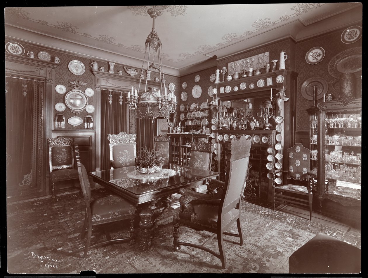 En spisestue i David Belascos bolig, 1903 eller 1904 (sølv gelatintrykk) av Byron Company