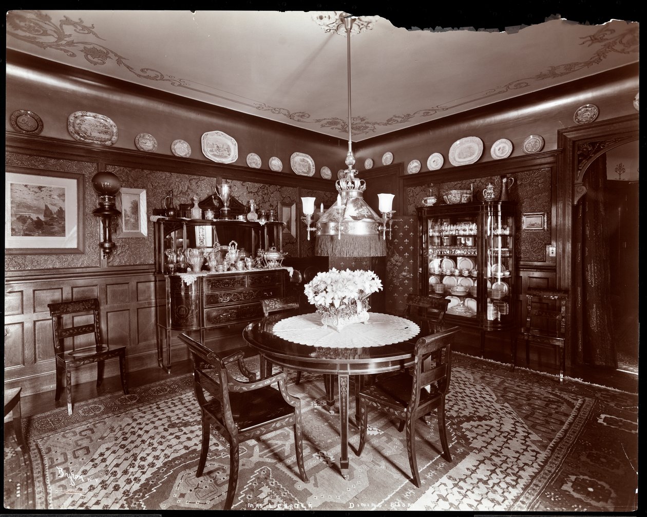 En spisestue i Mrs. Leslie Carter-residensen i New York, 1903 (sølv gelatintrykk) av Byron Company