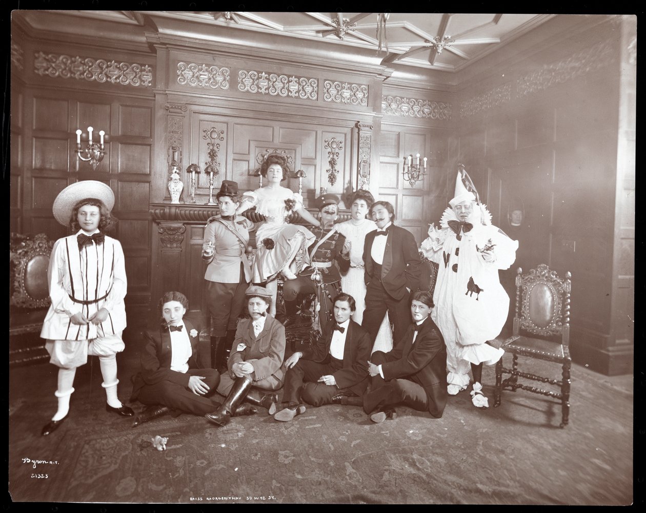 En gruppe i kostyme hjemme hos Miss Morgenthau, 30 West 72nd Street, New York, 1906 (sølv gelatintrykk) av Byron Company