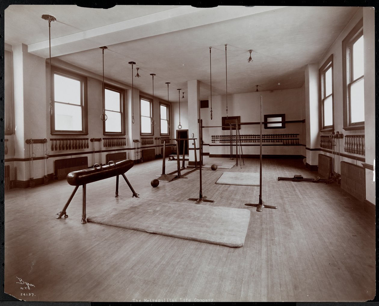 En gymsal ved Metropolitan Life Insurance Co. på 23rd Street og Madison Avenue, New York, 1907 (sølv gelatintrykk) av Byron Company