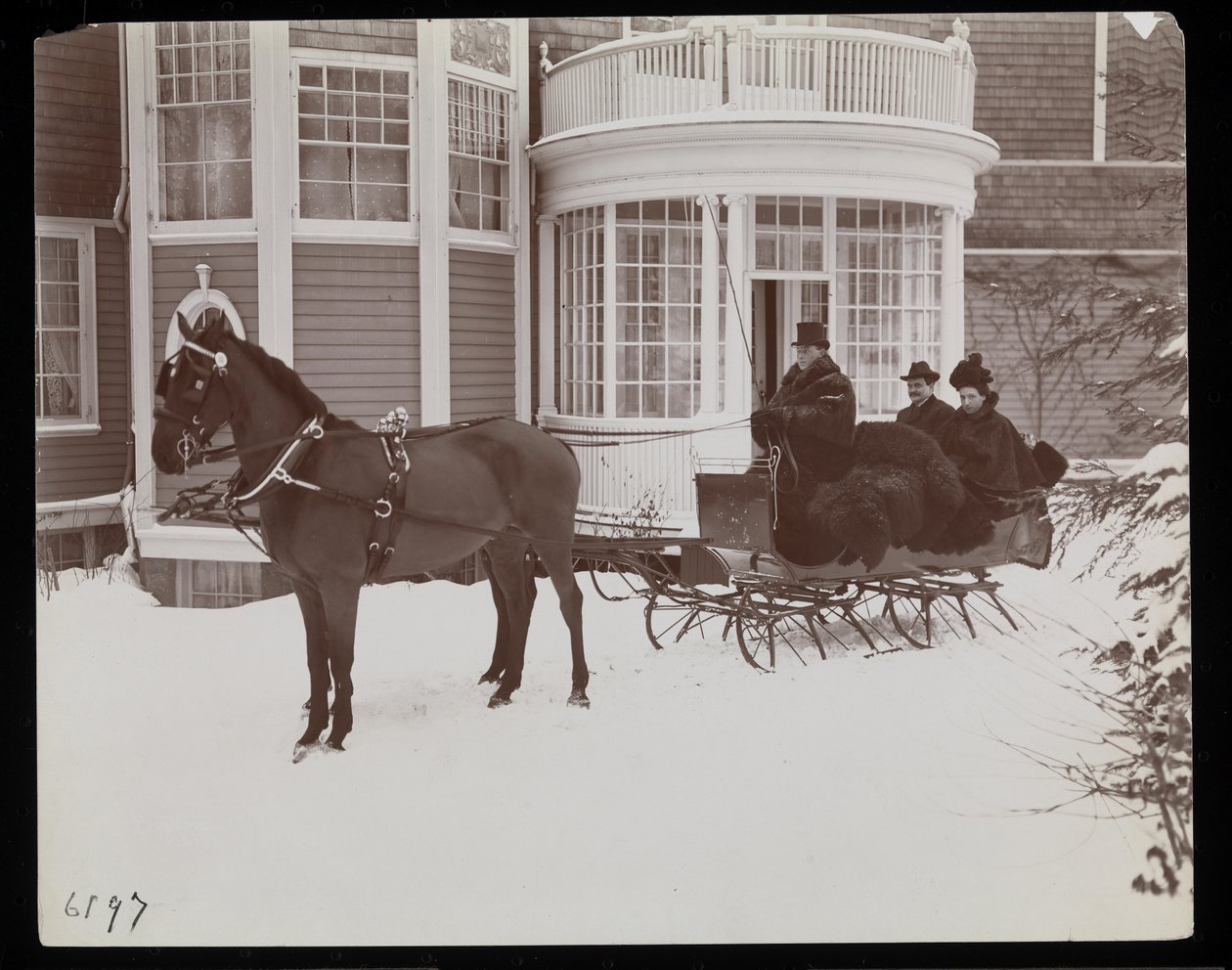 En hestetrukket slede foran Westmoreland Davis-residensen i Tuxedo Park, New York, 1899 (sølv gelatintrykk) av Byron Company