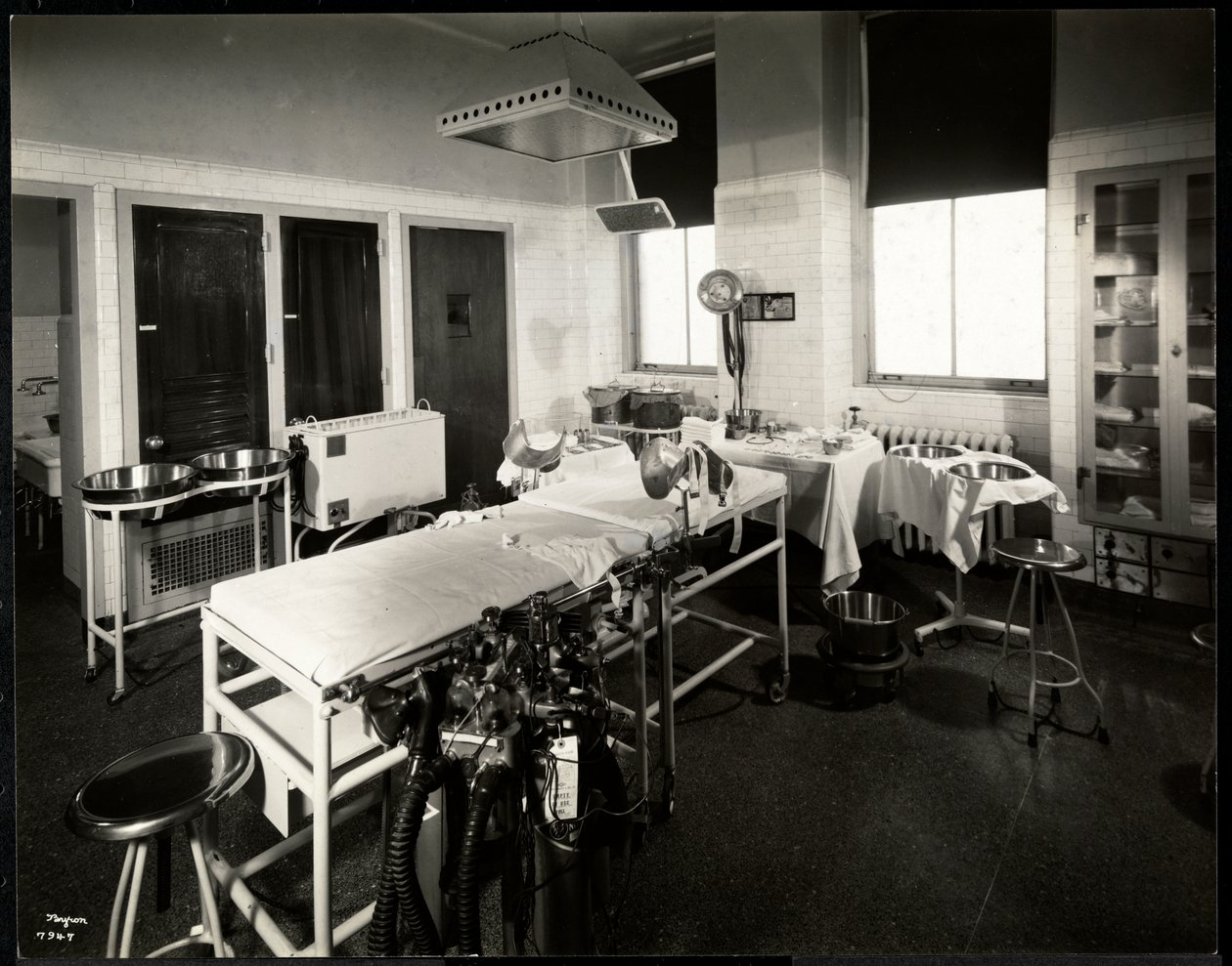 Et sykehus operasjons- eller føderom, New York, 1941 eller 1942 (sølv gelatintrykk) av Byron Company