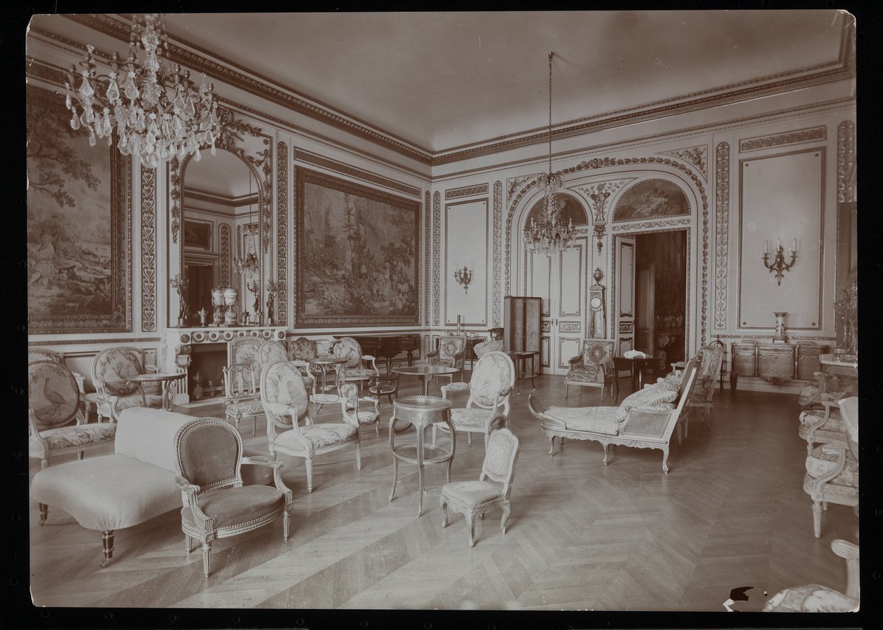 Et stort rom i residensen til grevinnen De Ganay, Paris, 1890-1910 (sølv gelatintrykk) av Byron Company