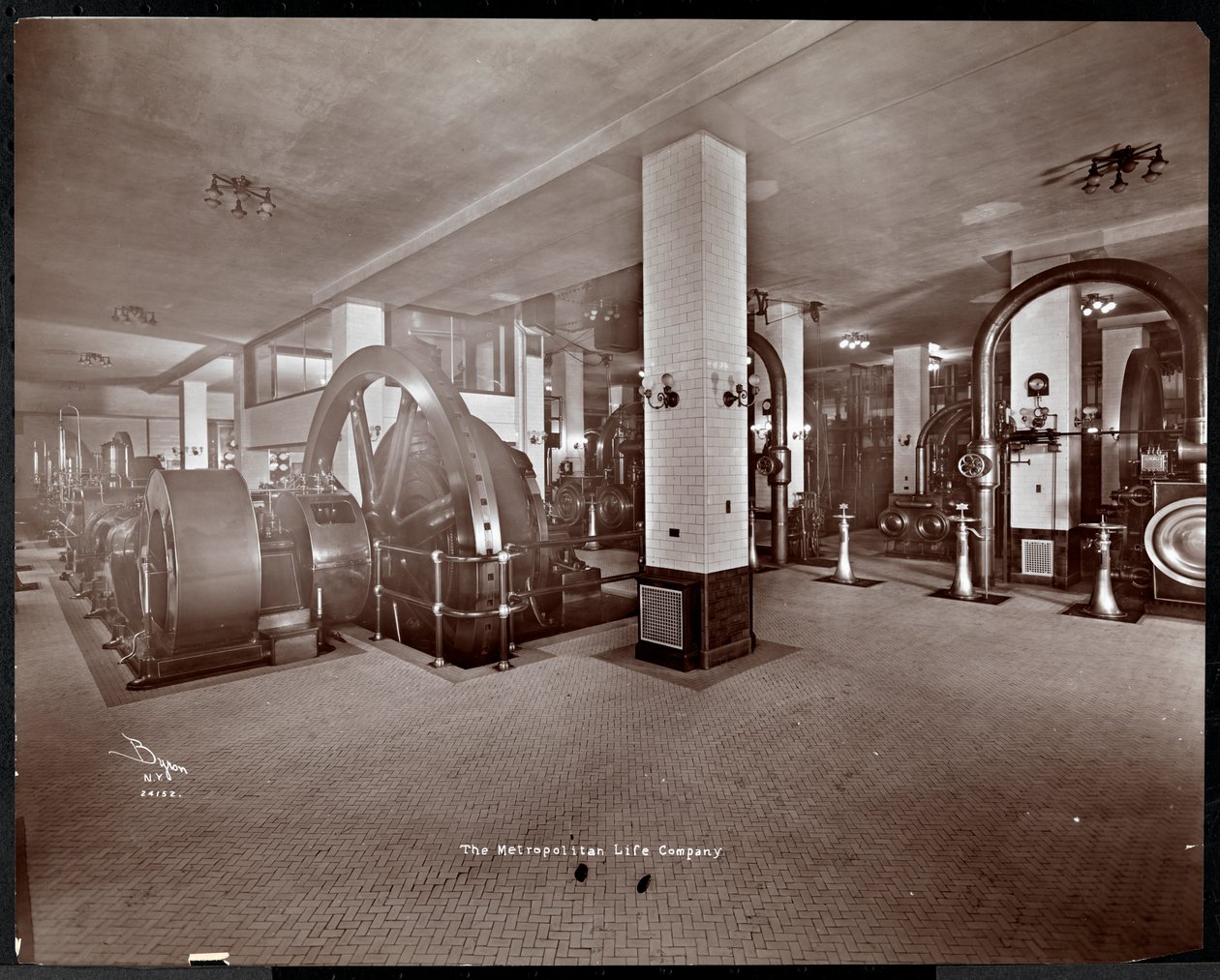 Et rom for mekanisk utstyr ved Metropolitan Life Insurance Co. på 23rd Street og Madison Avenue, New York, 1907 (sølv gelatintrykk) av Byron Company