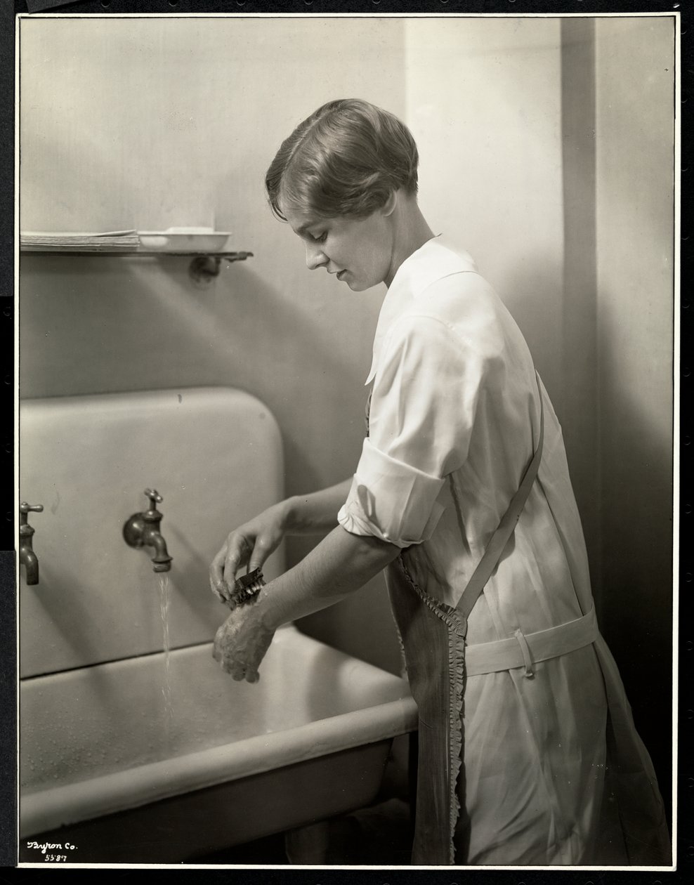 En sykepleier vasker hendene, 1928 (sølv gelatintrykk) av Byron Company