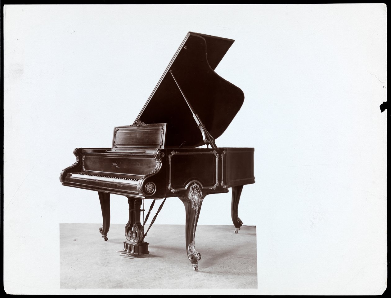 Et piano av Weber und Co., New York, mellom 1900-20 (sølv gelatintrykk) av Byron Company