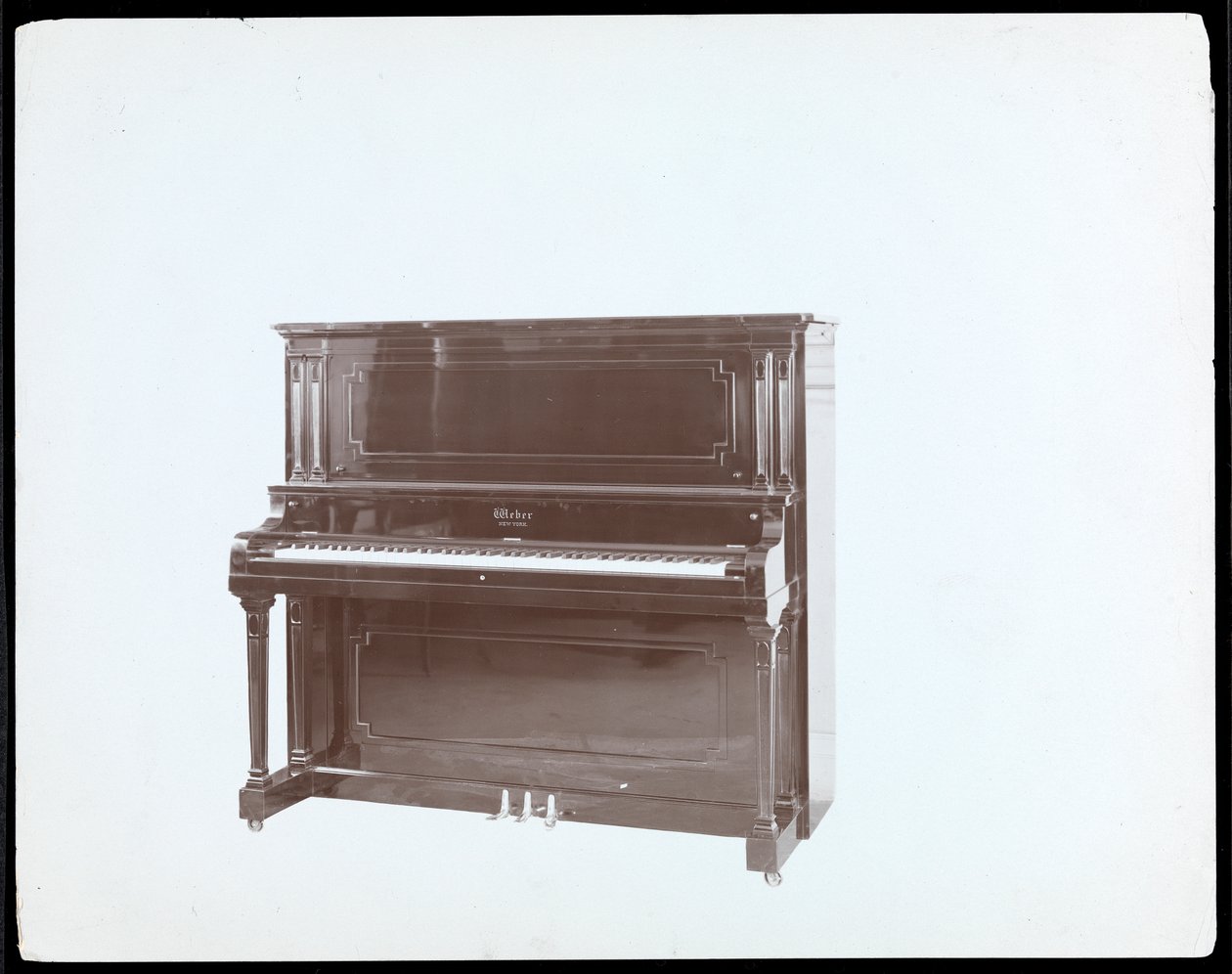 Et piano av Weber und Co., New York, ca. 1910 (sølv gelatintrykk) av Byron Company