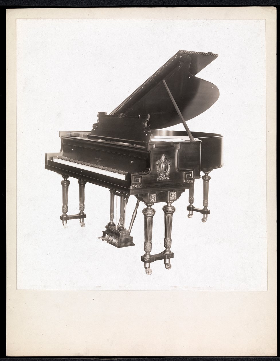 Et piano av Krakauer Piano Co., New York, mellom 1895-1915 (sølv gelatintrykk) av Byron Company