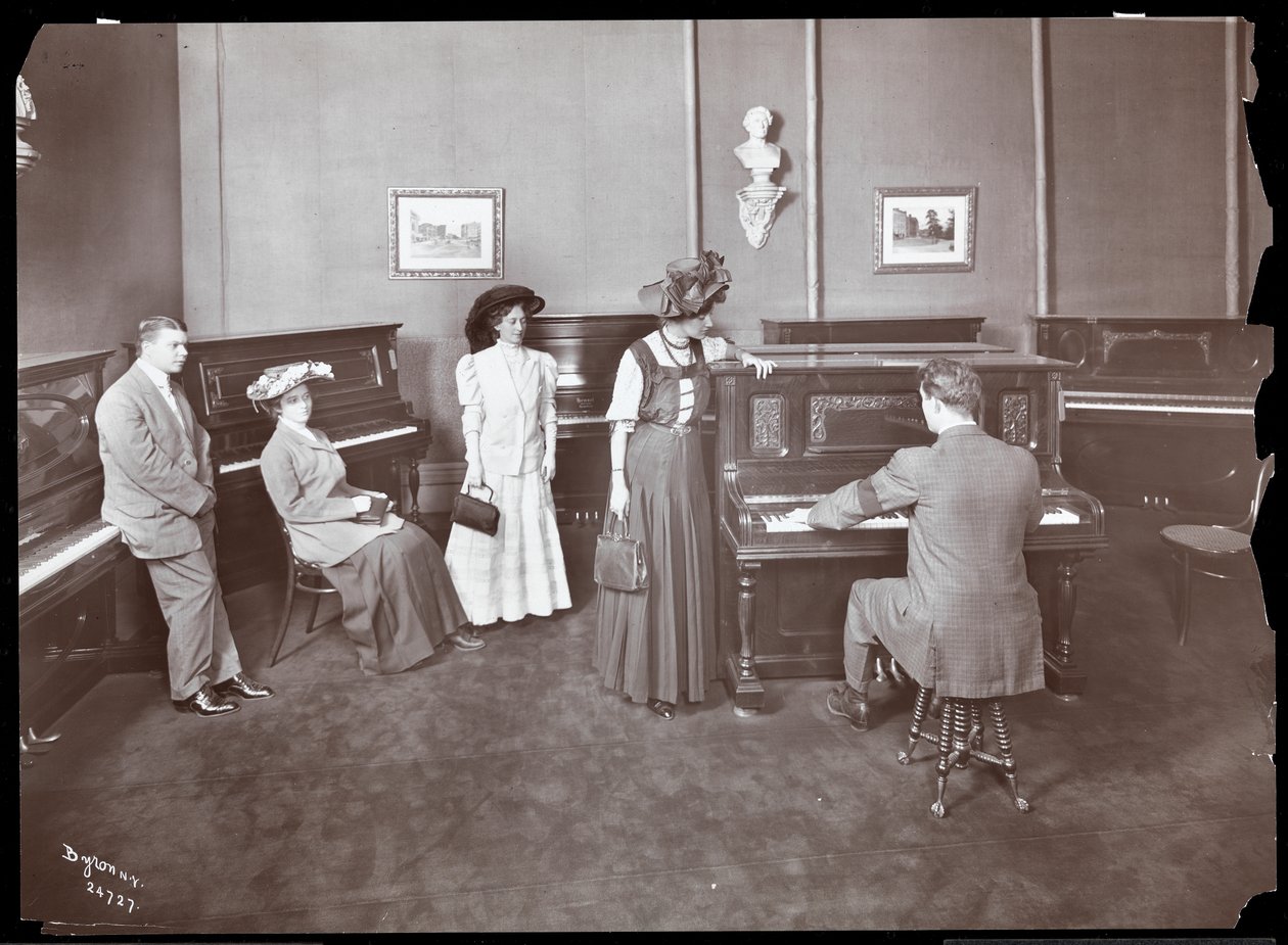 Et piano showroom, New York, 1907 (sølv gelatintrykk) av Byron Company