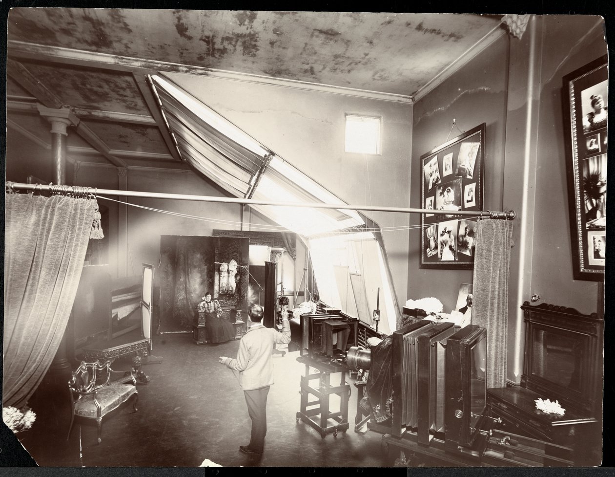 En portrettfotografs studio, 1896-98 (sølv gelatintrykk) av Byron Company