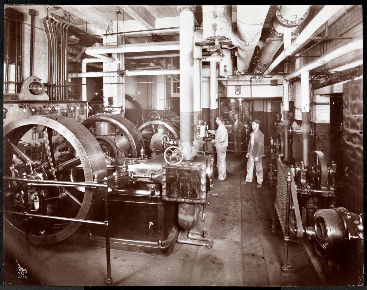 En presse ved McCall Publishing Co., New York, 1913 (sølv gelatintrykk) av Byron Company