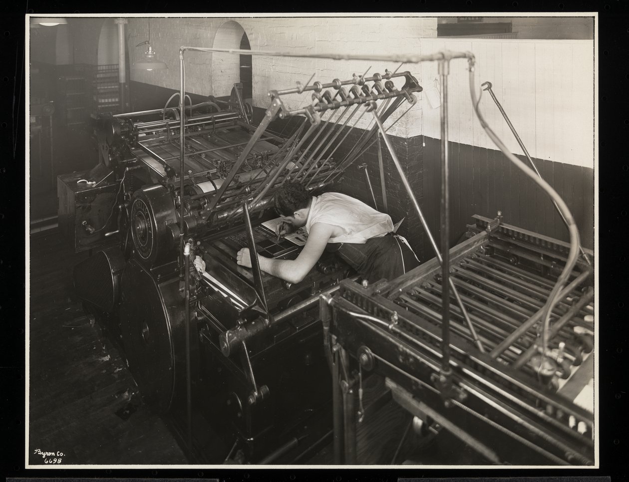 En trykkpresse i Unz und Co., 24 Beaver Street, New York, 1932 (sølvgelatintrykk) av Byron Company
