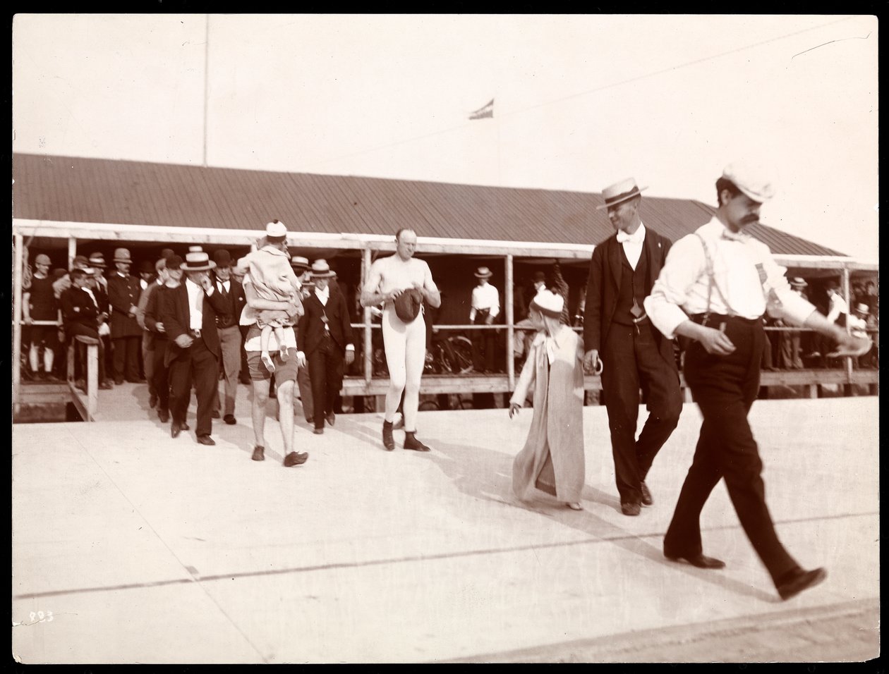 En priskjemper på vei til ringen ved Manhattan Beach, 1895 (sølv gelatintrykk) av Byron Company