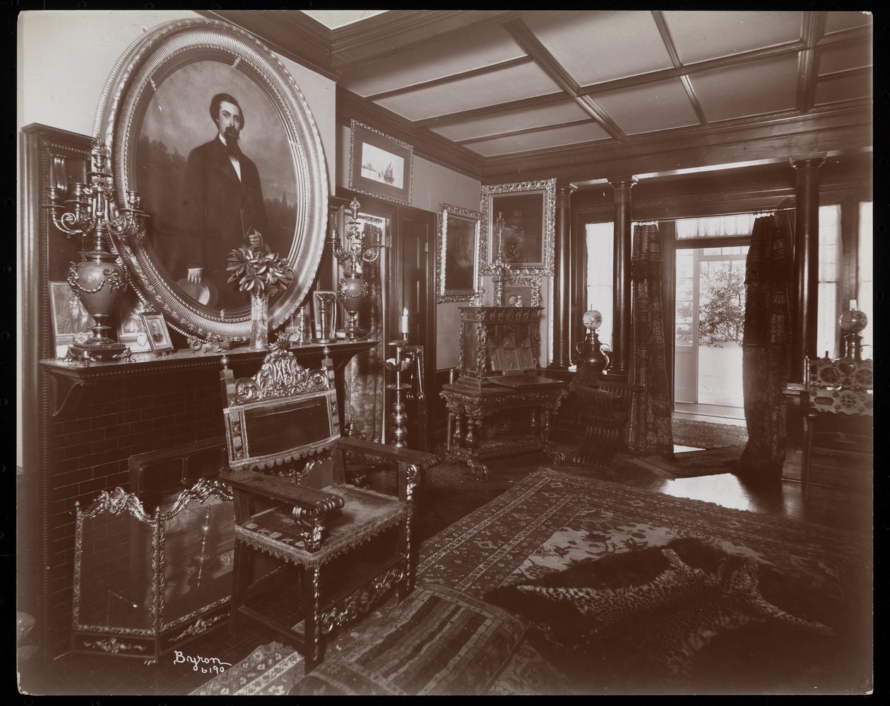 Et rom ved Westmoreland Davis-residensen i Tuxedo Park, New York, 1899 (sølvgelatintrykk) av Byron Company