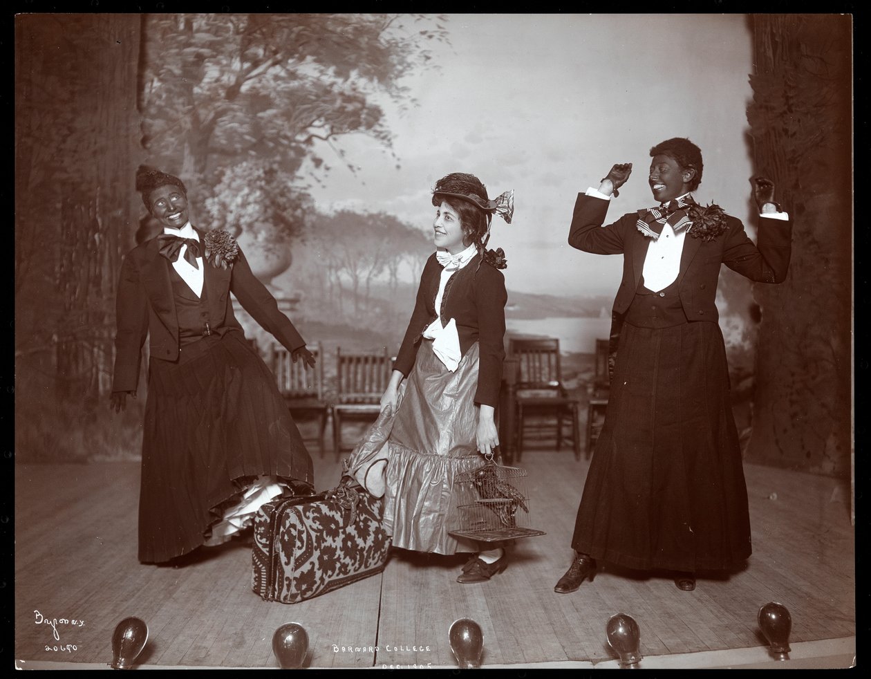 En scene fra The Junior Show, en amatørproduksjon presentert av underklassemenn ved Barnard College, New York, 1905 (sølv gelatintrykk) av Byron Company