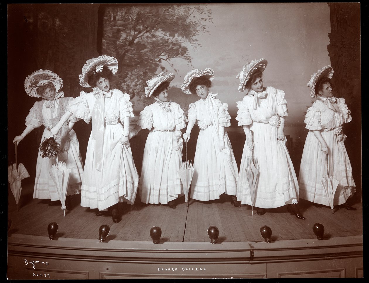 En scene fra The Junior Show, en amatørproduksjon presentert av underklassemenn ved Barnard College, New York ca. 1905 (sølv gelatintrykk) av Byron Company