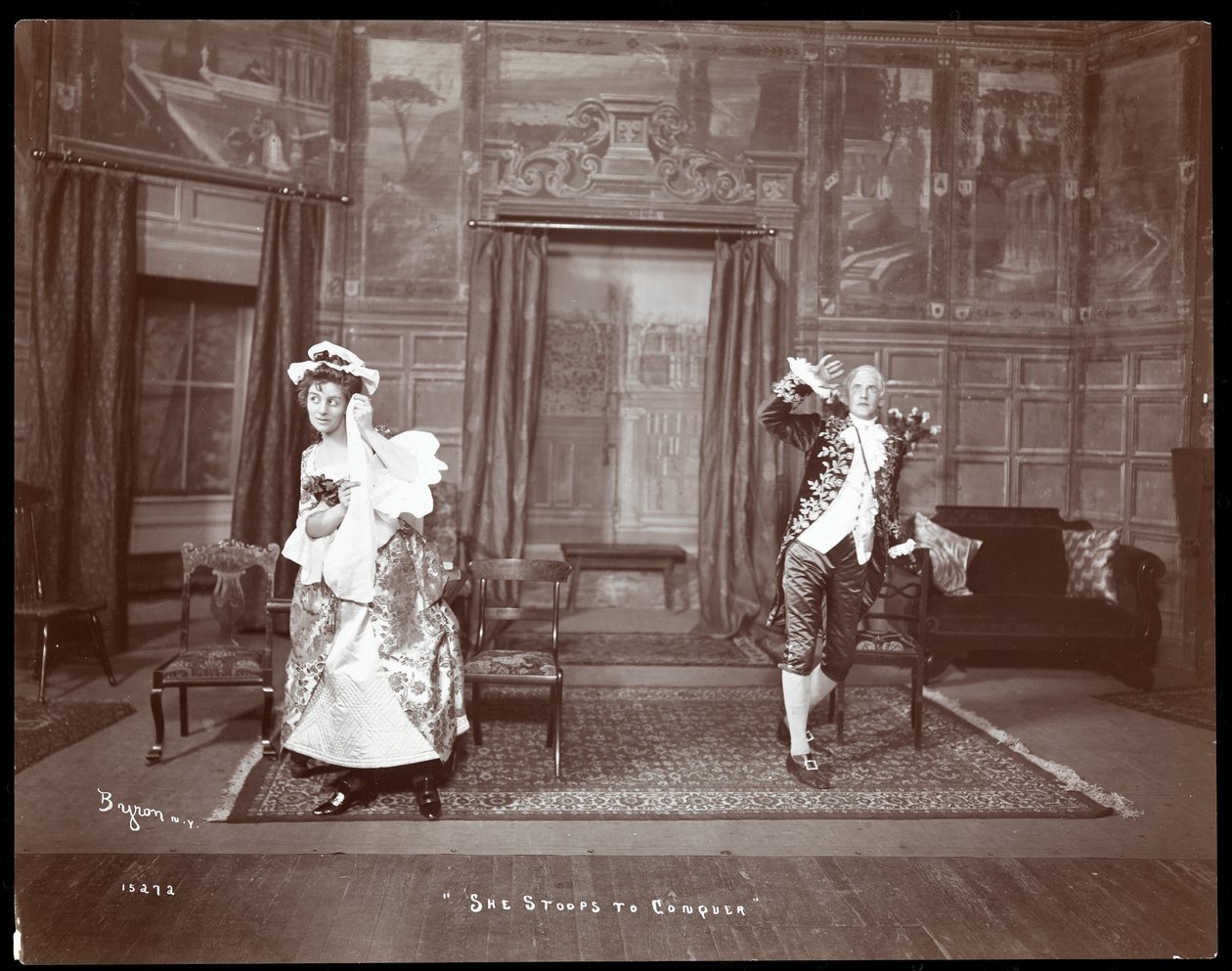En scene fra en amatørproduksjon av She Stoops to Conquer (sølvgelatintrykk) av Byron Company