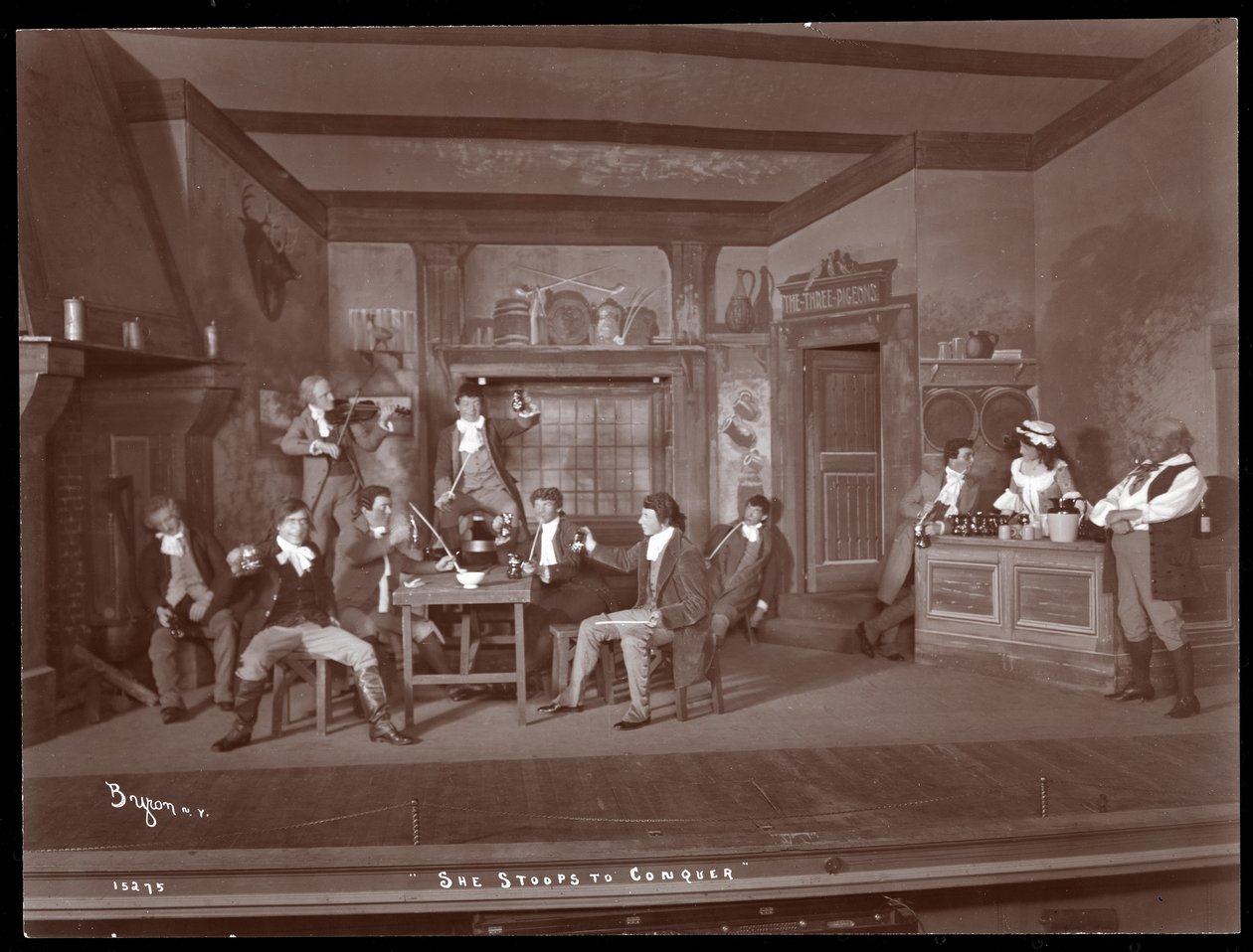 En scene fra en amatørproduksjon av She Stoops to Conquer (sølv gelatintrykk) av Byron Company